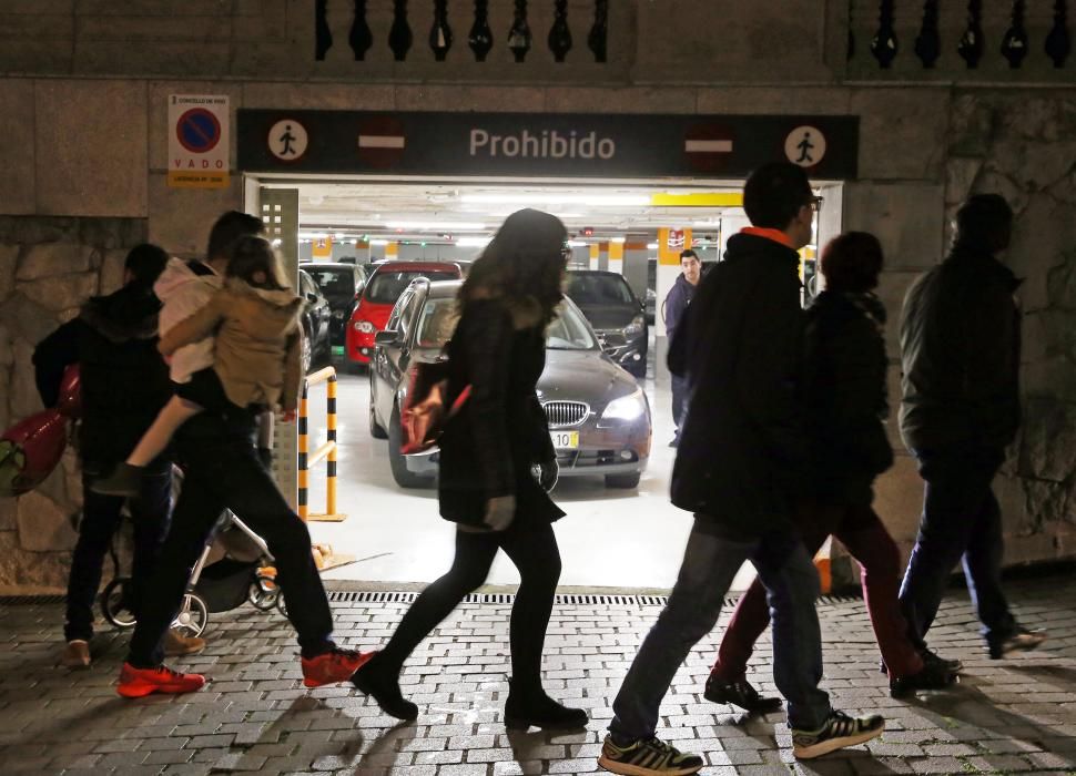 Las calles de Vigo, de nuevo atestadas de gente y de coches // Marta G. Brea