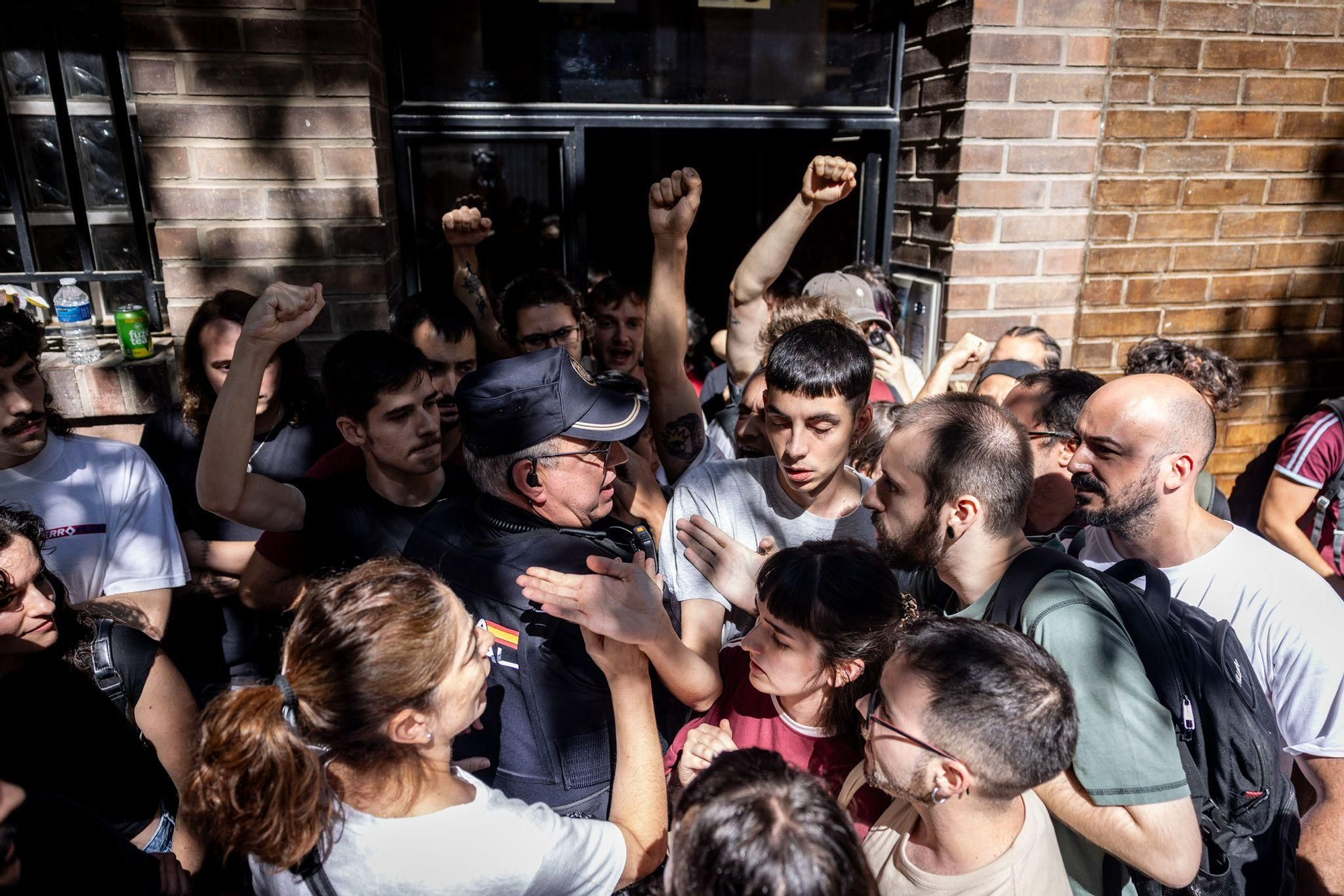 En imágenes |  Zaragoza se moviliza contra el desahucio de Samanta: "Es injusto lo que está pasando"