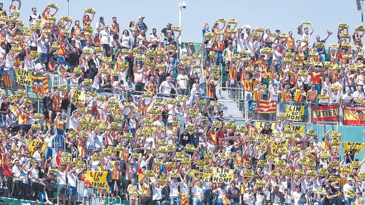 Afición del Valencia en Elx (Alicante) . Estadio Martinez Valero -. Elche CF - Valencia CF . Partido de Liga Laliga