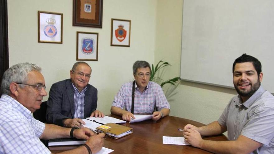 Por la derecha, Rubén Rosón, Jesús Alonso, Emilio Peña y José Ramón Sariego, ayer, en el Ayuntamiento.