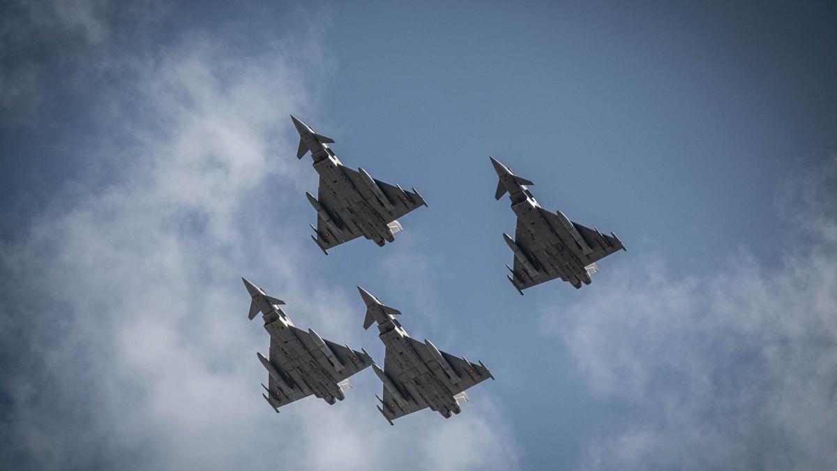 Las mejores imágenes del desfile militar de las Fuerzas Armadas en Tenerife con la presencia de Sus Majestades los Reyes