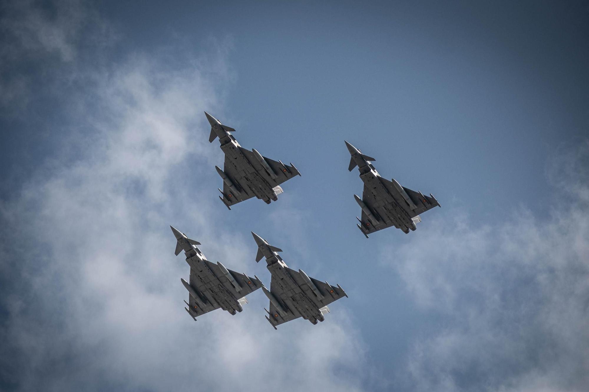 Las mejores imágenes del desfile militar de las Fuerzas Armadas en Tenerife con la presencia de Sus Majestades los Reyes