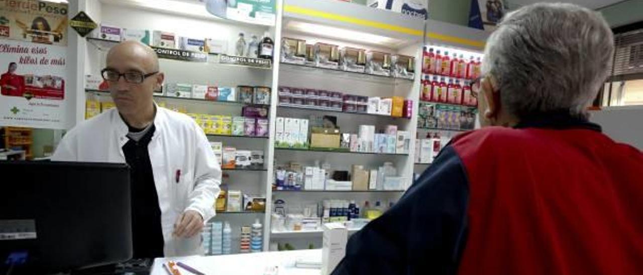 Un paciente retira sus medicinas en una farmacia de la provincia, en imagen de archivo.