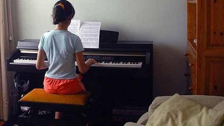 El Concello confirma una multa de mil euros a una niña por el ruido de  tocar el piano en casa - Faro de Vigo