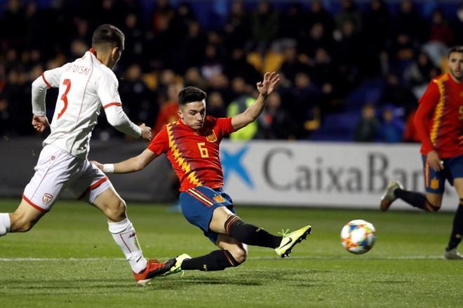El centrocampista de la selección española de fútbol sub-21, Manu García, disputa un balón contra el jugador de Macedonia del Norte, Filip Antovski, durante el partido de clasificación para la Eurocopa 2021, celebrado en Alcorcón, Madrid