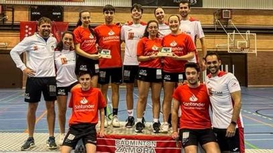 Foto de familia de los dos equipos del Bádminton Zamora