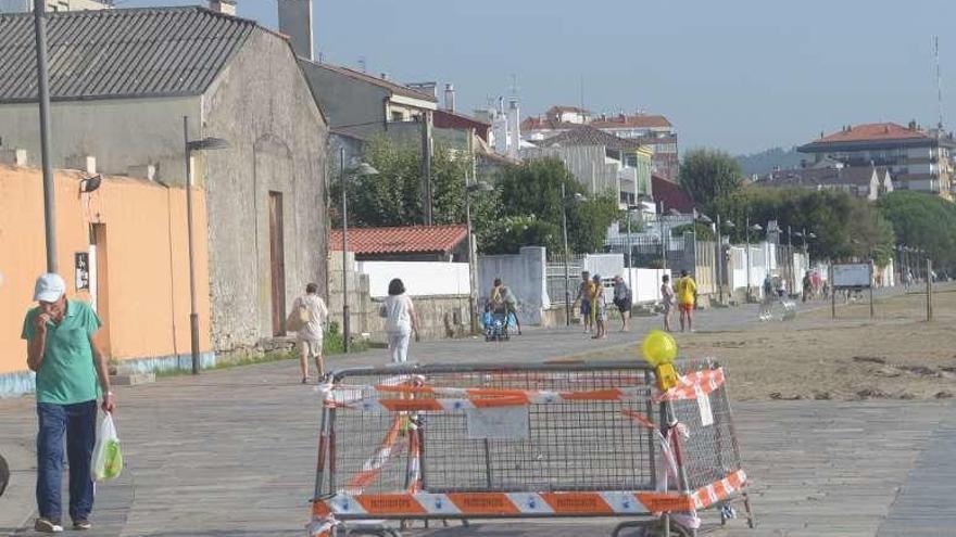 Uno de los socavones del paseo vallado por seguridad. // Noé Parga