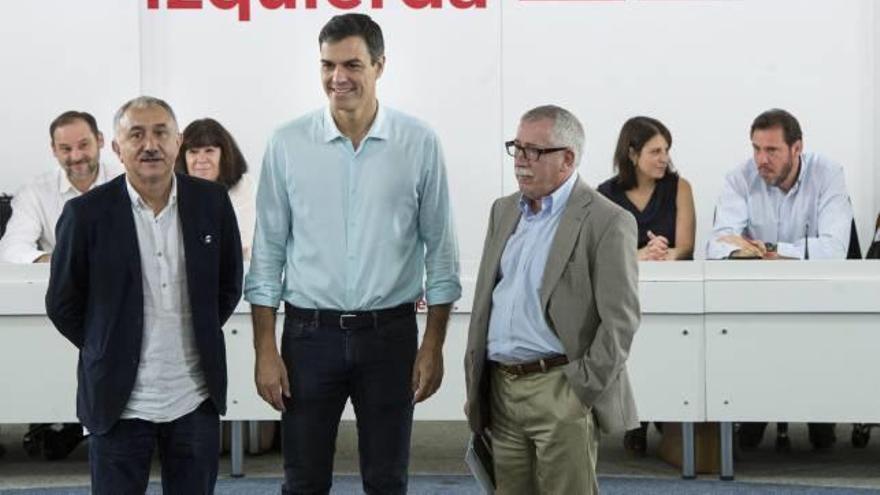 Pedro Sánchez (centre) amb Pepe Álvarez i Fernández Toxo.