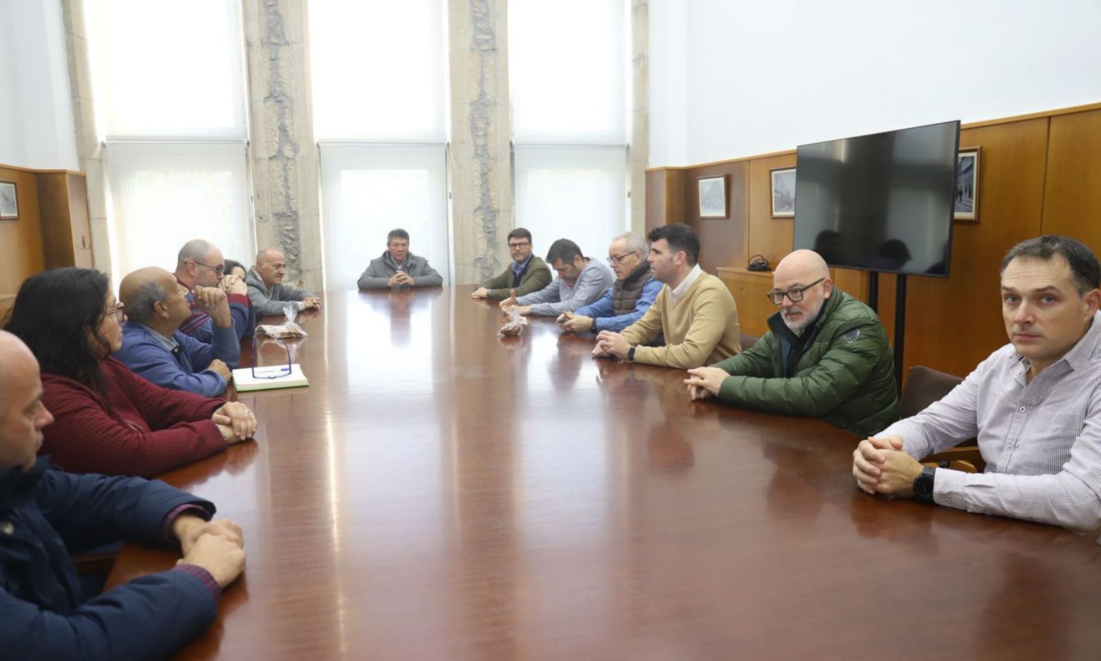 Imagen de la reunión de ayer de Balseiros, Louzao y Durán con los sidreros estradenses.