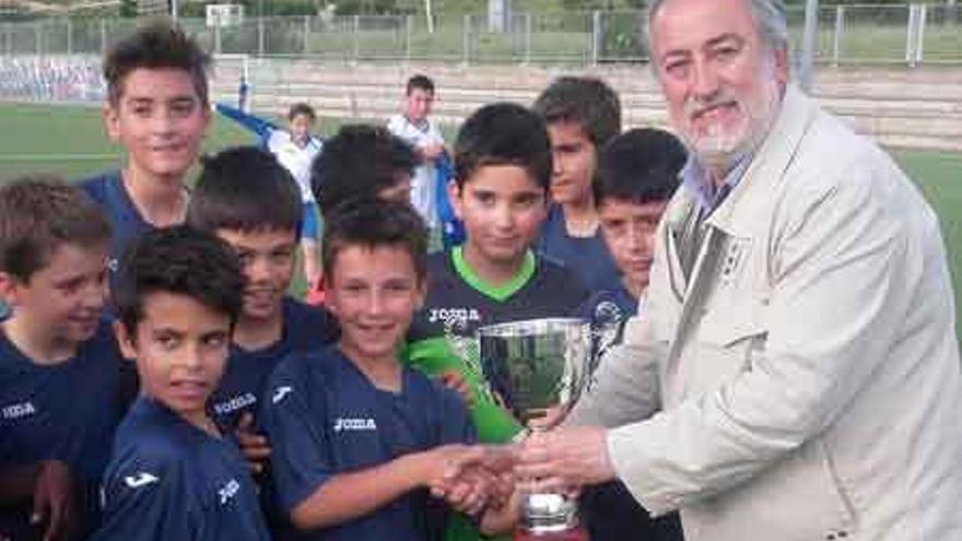 El San Lázaro suma su primer triunfo y recibe su trofeo de campeón provincial