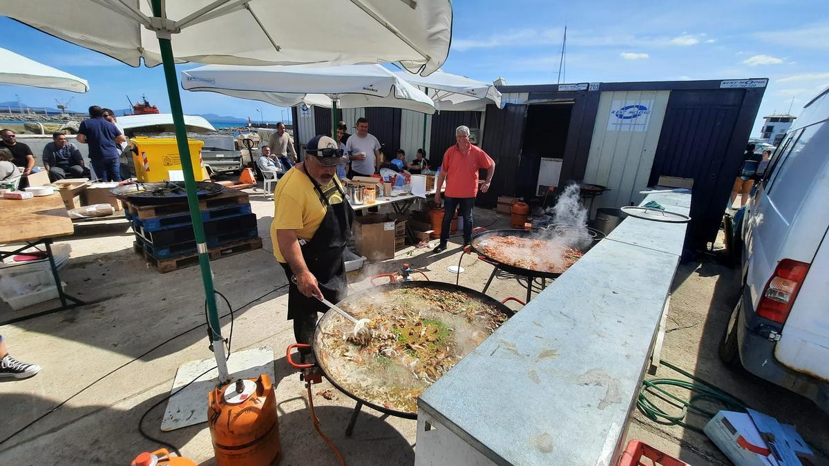 Pescadores cocinan su preciada 'fideuà' en una pasada edición de la feria de la sepia del puerto de Alcúdia.