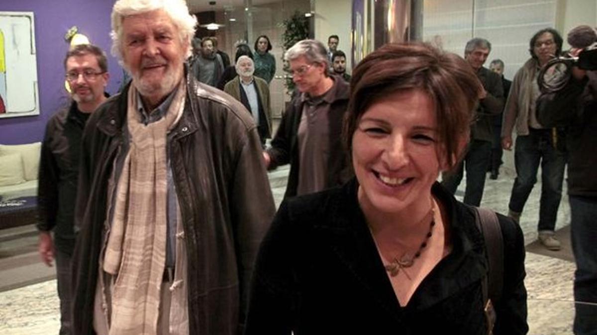 Xosé Manuel Beiras (AGE), acompañado por la número dos de la coalición, Yolanda Díaz, entran en un hotel compostelano para esperar los resultados definitivos de las elecciones.