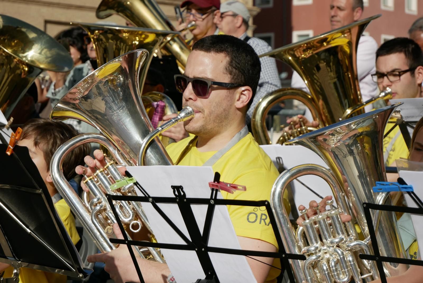 Más de 230 instrumentistas de metal tocan en la plaza del Pilar