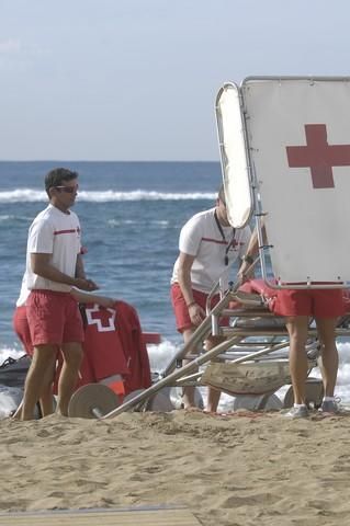 Equipo de Cruz Roja de la playa de Las Canteras