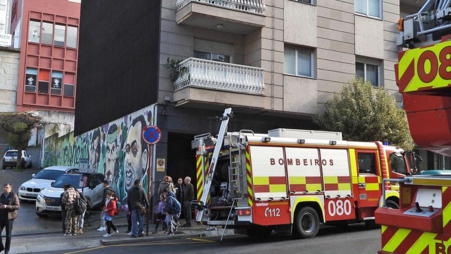 Bomberos el día de la caída del muro en colegio Cisneros. | // F. CASANOVA