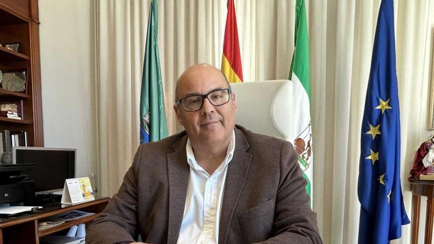 El alcalde de Vélez-Málaga  presenta a los candidatos a Escudos de Oro