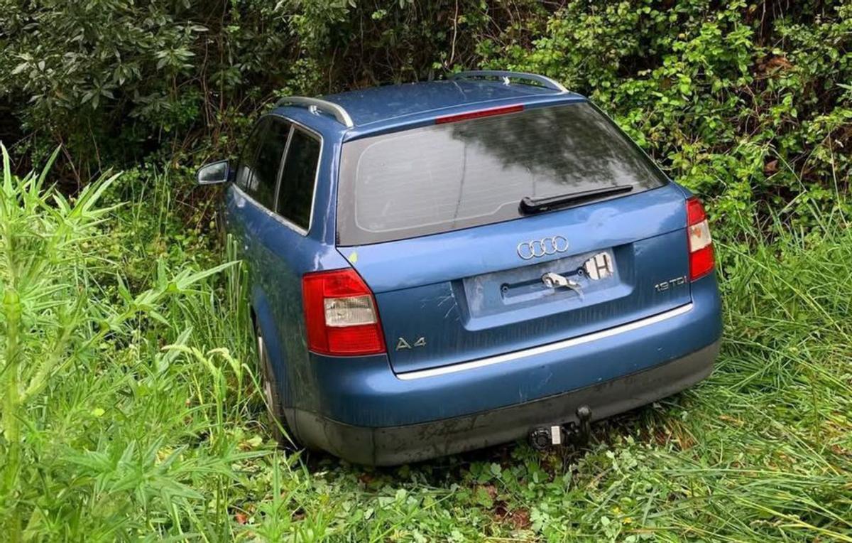 El coche robado a una vecina y abandonado ayer en Posada de Llanera. | LNE