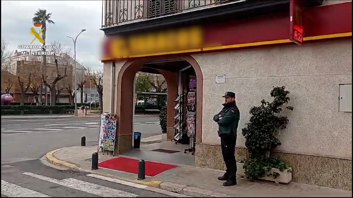 Un agente de la Guardia Civil ante uno de los establecimientos afectados