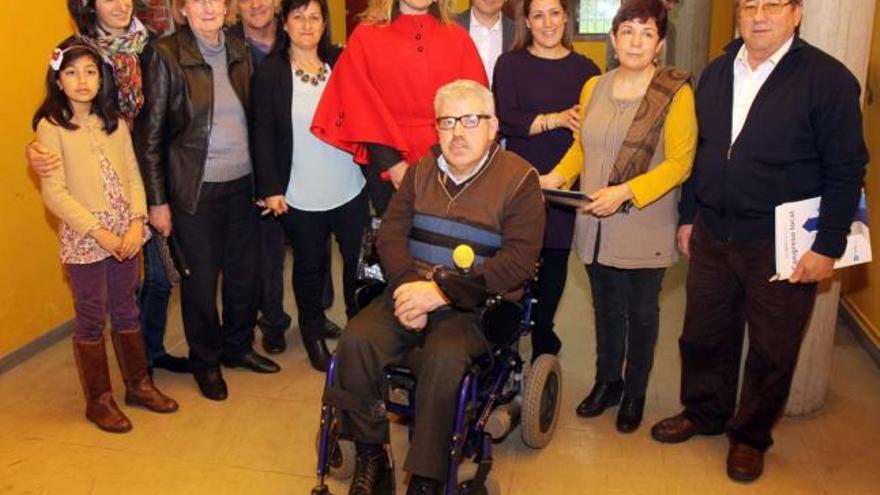 Francisco Fontán, junto a algunos de los asistentes al congreso del PP que quisieron fotografiarse a su lado.  // Muñiz