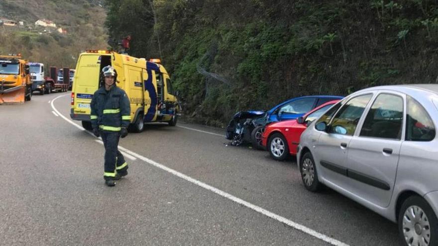 Cinco coches implicados en un accidente en Bustiello