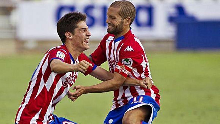 Pablo Pérez celebra su primer gol en la primera plantilla del Sporting 