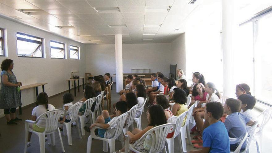 Niños tabareses durante un taller infantil en la biblioteca.