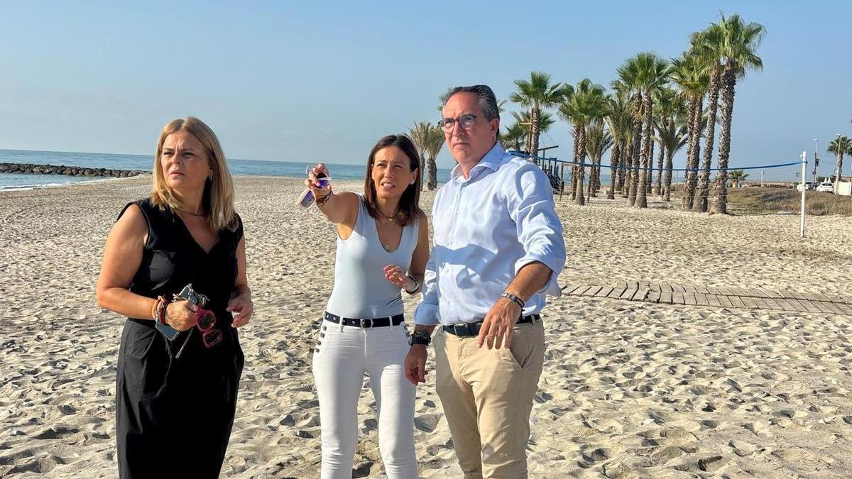 La playa de Almassora recibe 2.000 m³ de arena urgente de PortCastelló y espera otros 7.000 tras el verano