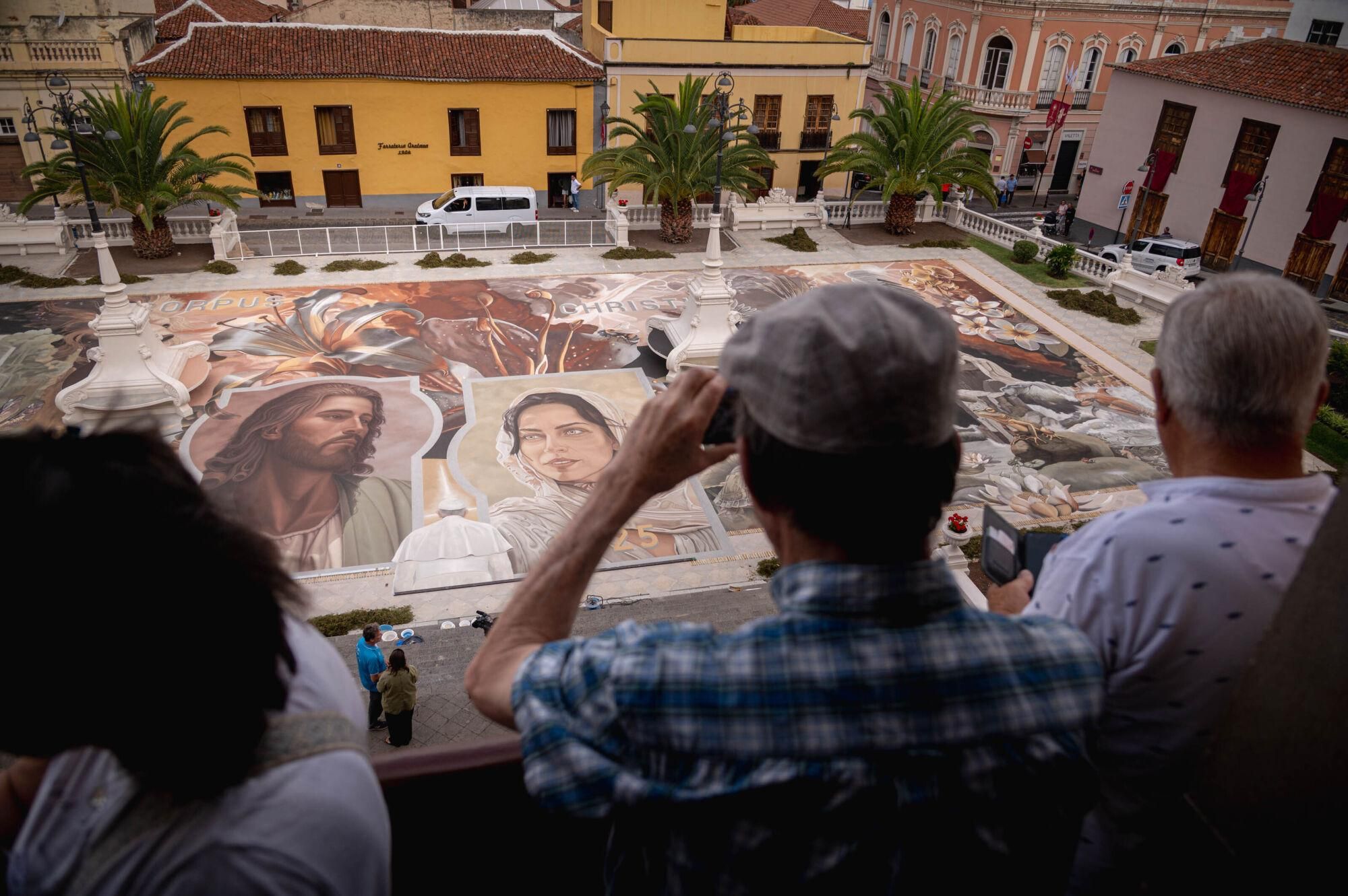 Colocación del tapiz de La Orotava