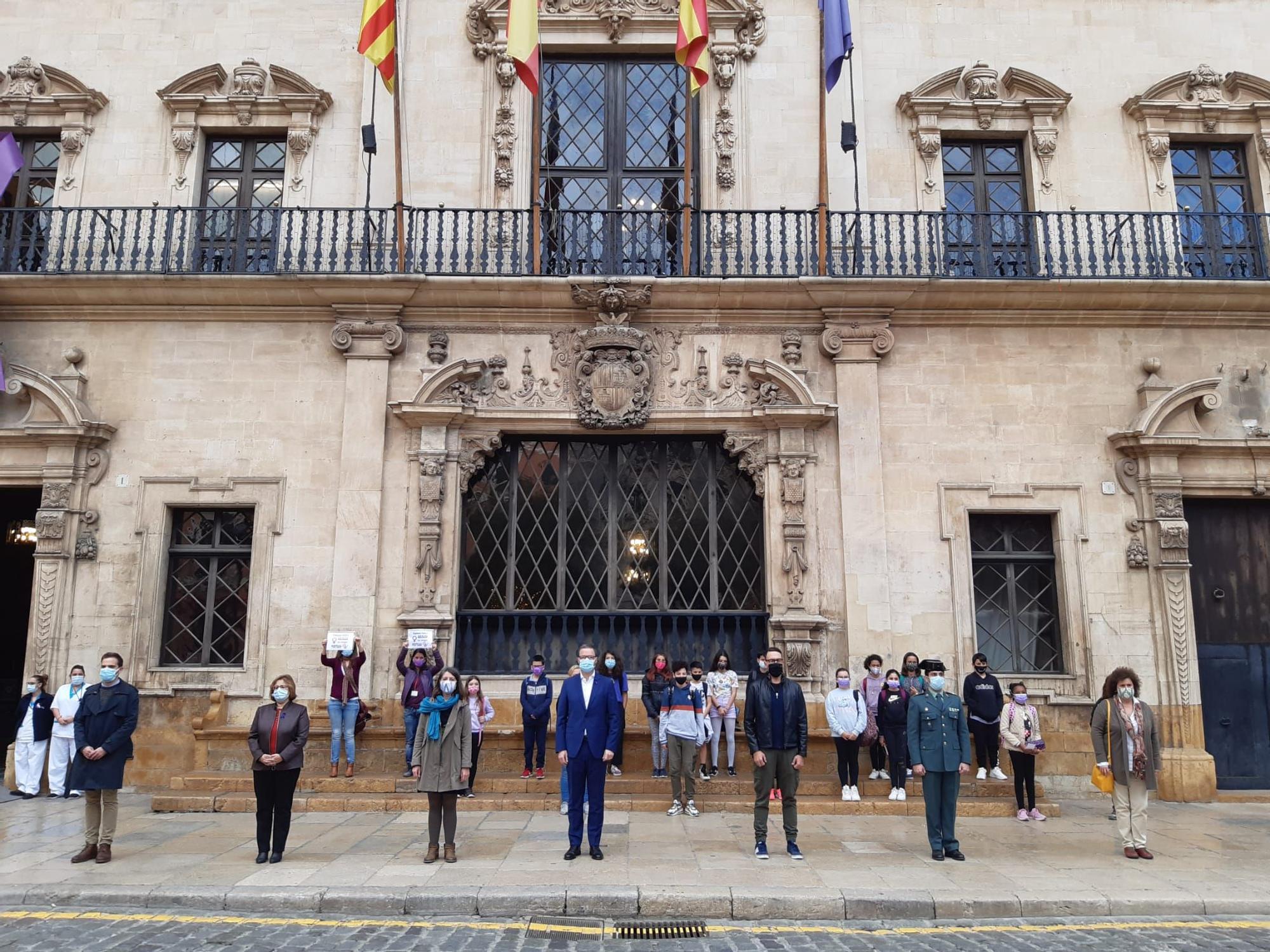 Mallorca guarda un minuto de silencio por las víctimas de la violencia de género