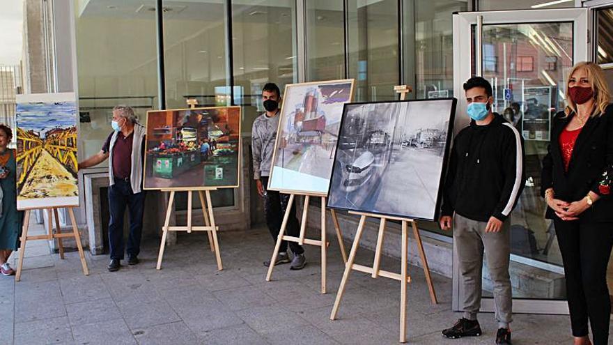 La edil Aurora Cienfuegos, con los autores y las obras distinguidas. | A. I.