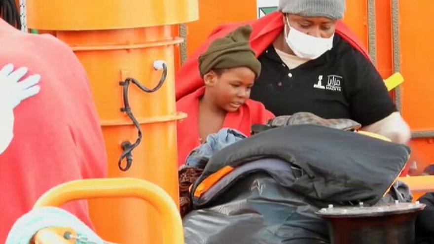 Rescatadas 36 personas que viajaban en una patera cerca de Canarias