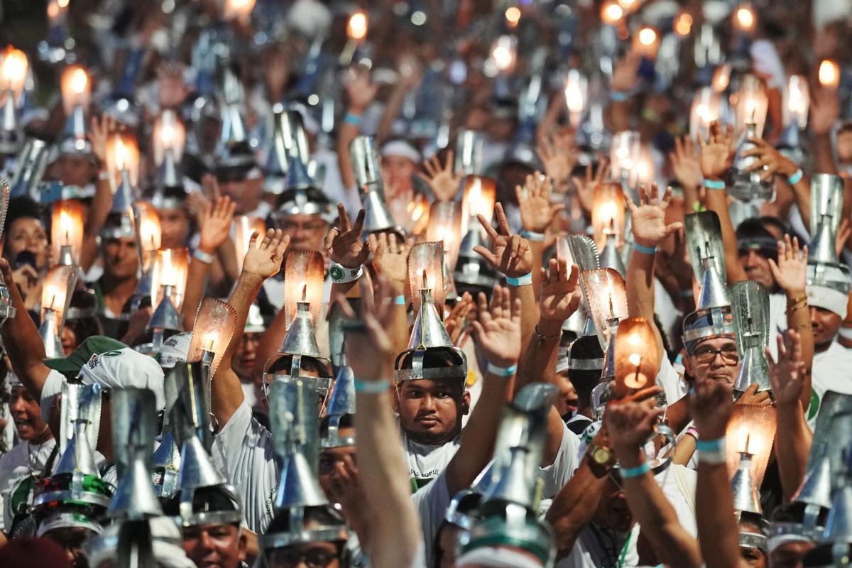 Decenas de manifestantes protagonizan una protesta frente a la cumbre del clima de Belém (COP30).