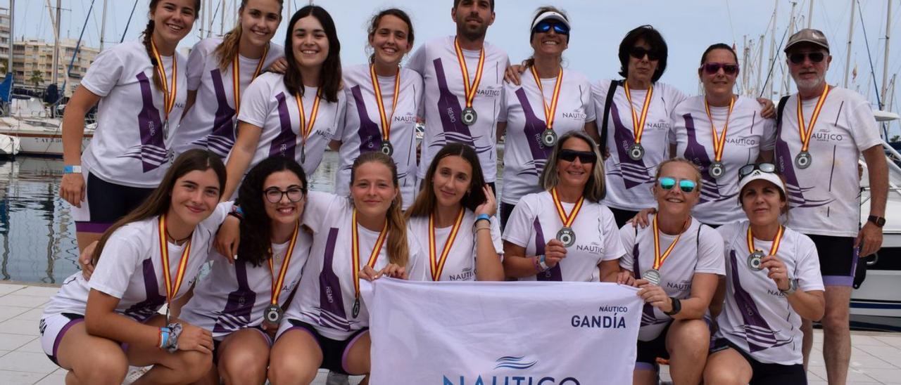 Los equipos medallistas nacionales del Real Club Náutico Gandia en remo. | RCNG