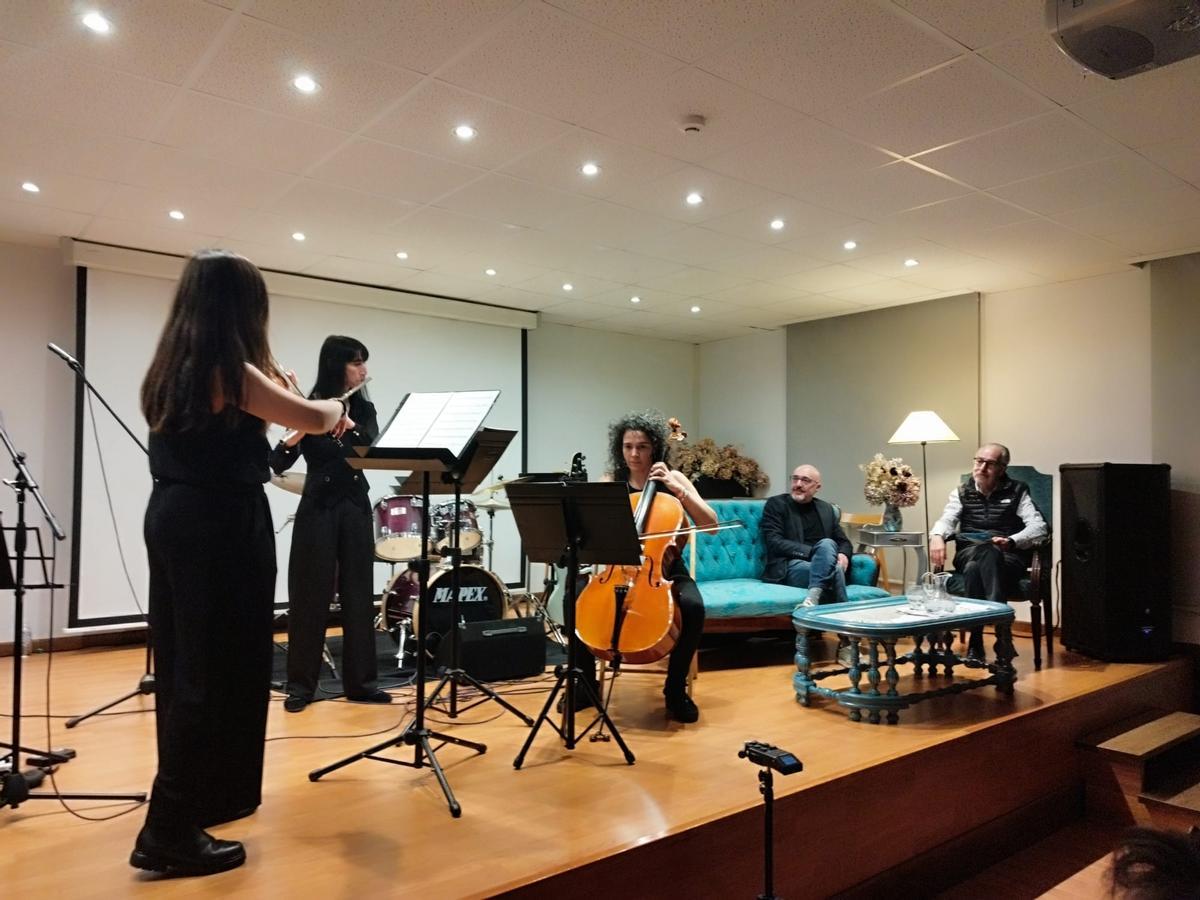 Maxi Rodríguez, segundo por la derecha, en el ciclo "Así suenan los libros" en el Conservatorio de Mieres