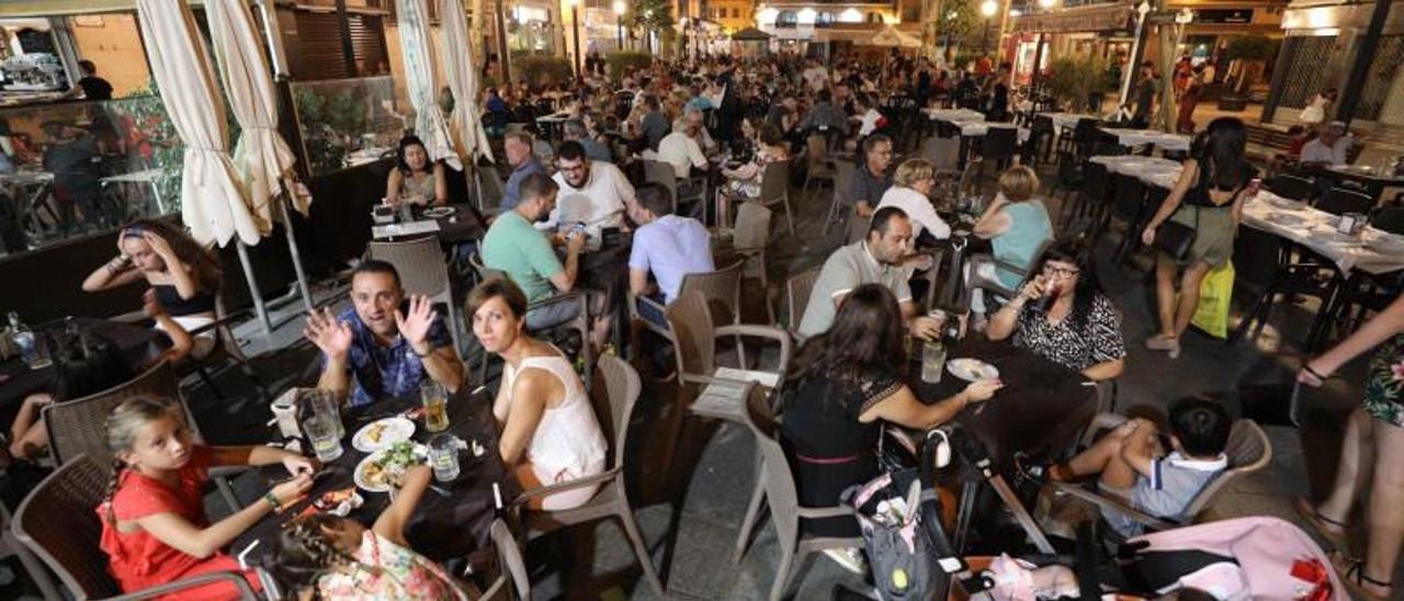 Terrazas llenas en la plaza de las Flores durante la última Nit de la Roà celebrada en Elche en 2019, antes del parón por la pandemia. | ANTONIO AMORÓS