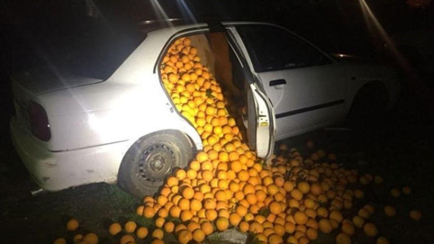 Imagen de uno de los coches con las naranjas.