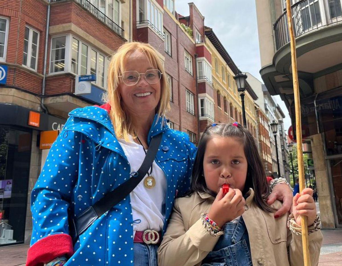 Nerea y Andrea Arias, de Teverga, flanquean a la somedana María Eugenia López. | M. R.
