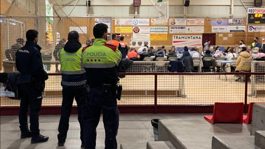 Un mosso de la Jonquera repara un autocar que portava refugiats ucraïnesos i que es va avariar abans de fer nit al poble