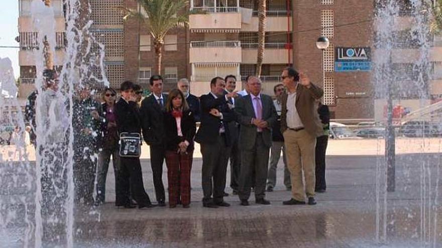El Ayuntamiento abre  la plaza del Gallo Rojo