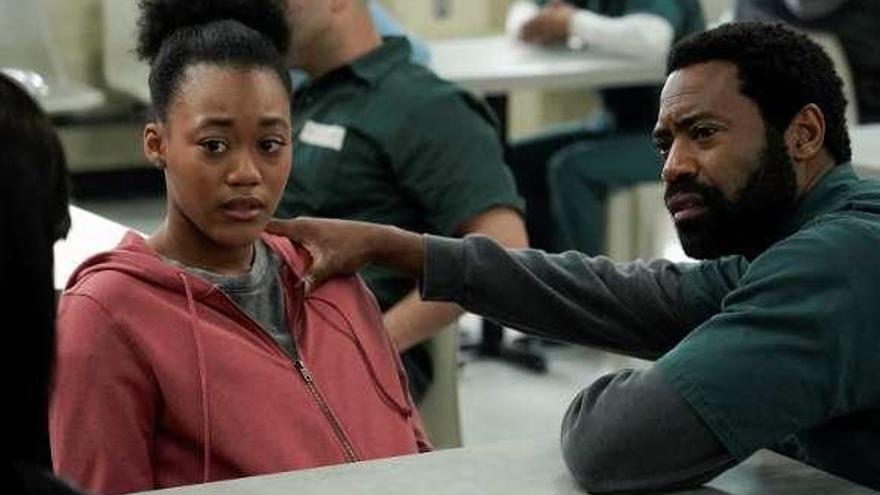 Tyla Harris (i) y Nicholas Pinnock (d), en la serie &quot;For life&quot;. // G. Rufino