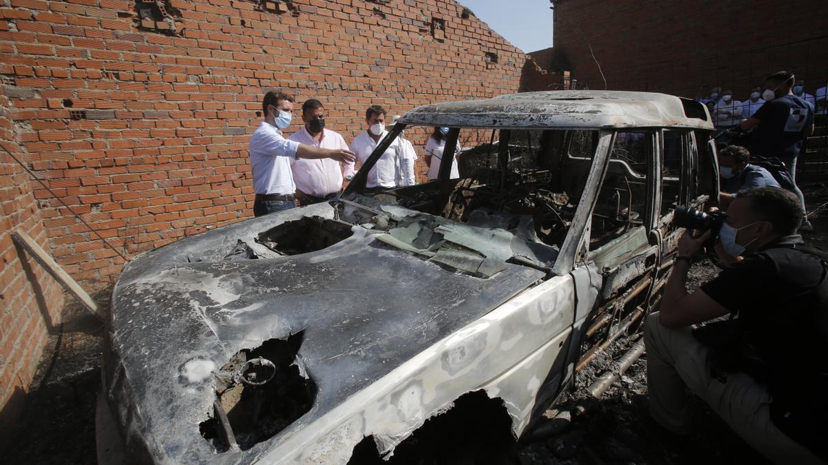 El presidente del Partido Popular, Pablo Casado, durante su visita a las zonas afectadas por los incendios forestales de Ávila