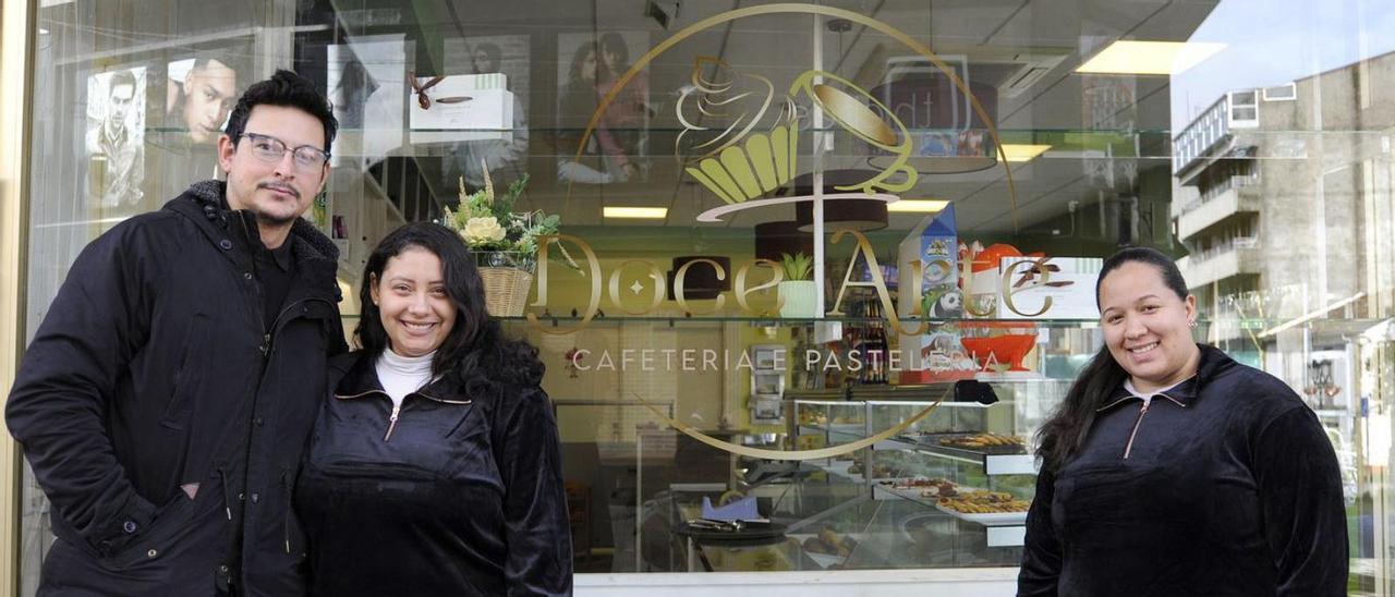 Estreno hostelero en Lalín. Doce Arte es el nombre de un establecimiento dedicado a cafetería y pastelería que abrió ayer sus puertas en pleno Kilómetro 0 de Lalín. El negocio está regentado por el matrimonio brasileño formado por Izabella y David, que atenderán a su clientela de lunes a domingo entre las 8.00 y las 13.30 horas y por la tarde, de 16.00 a 20.30 horas. En este mismo bajo comercial funcionó durante años un establecimiento semejante, que cerró sus puertas meses atrás. | BERNABÉ/JAVIER LALÍN