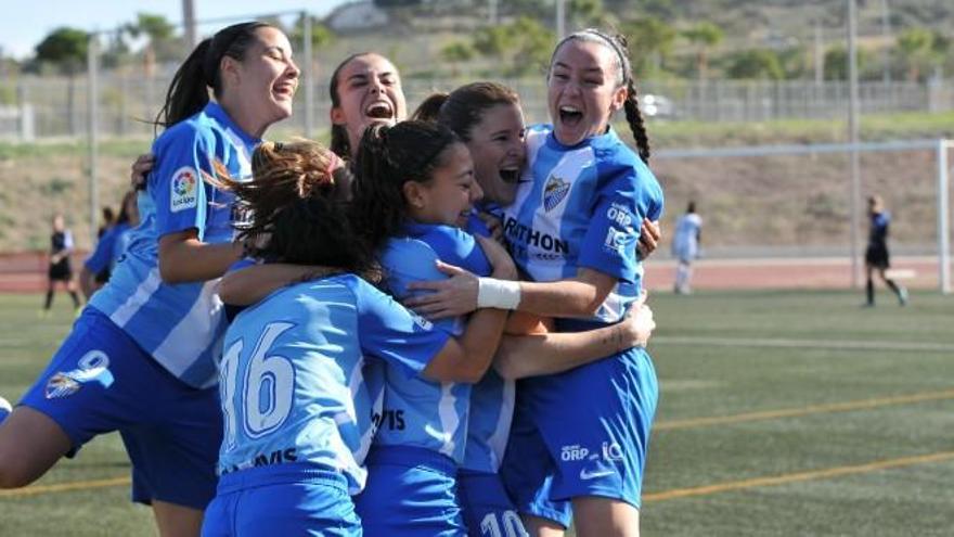 Las chicas celebran un gol.