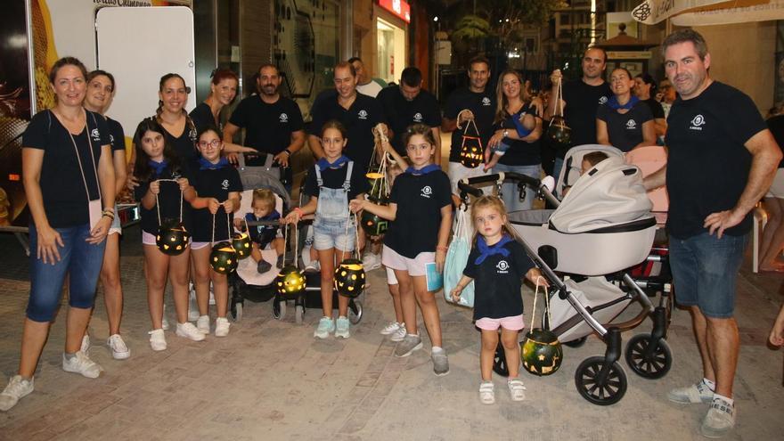 Los niños y sus familias iluminaron el centro con sus ‘fanalets’ y arrancaron el recorrido desde la plaza Martí de Viciana.