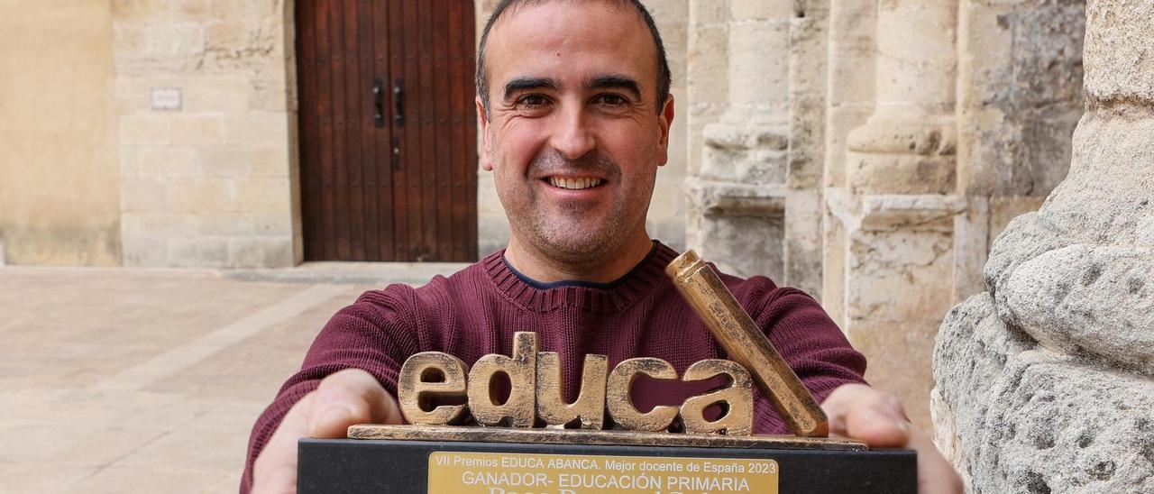 Paco Pascual Soler con el premio este lunes en Cocentaina