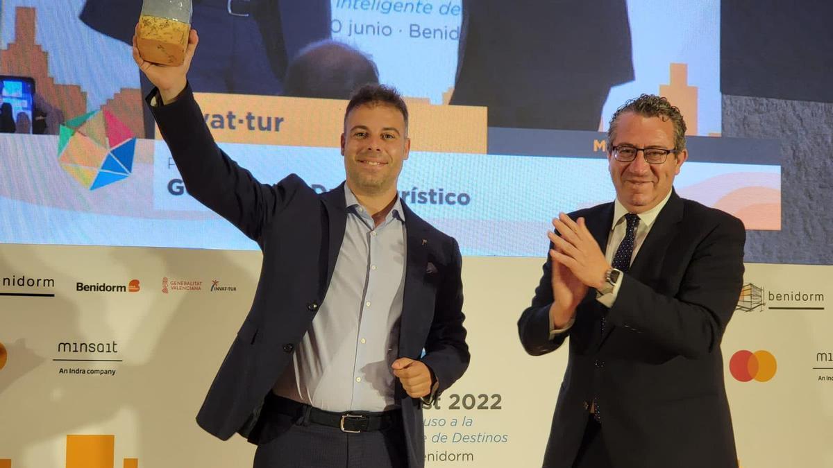 Mario Villar aplaudido por el alcalde de Benidorm,Toni Pérez, tras recibir el premio