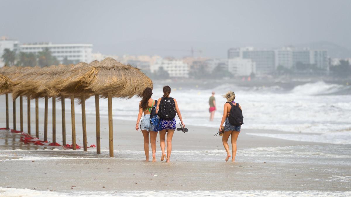 Archivo. Algunos bañistas en la playa.