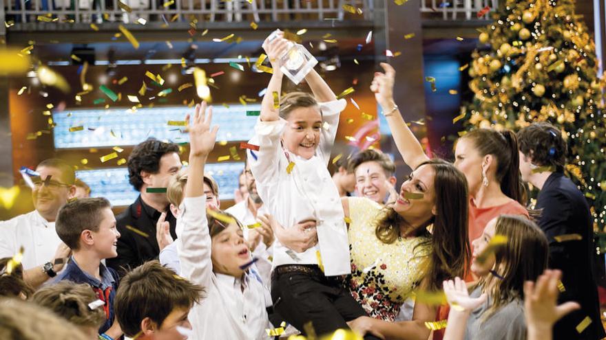 María levanta el trofeo de ganadora de &#039;MasterChef Junior&#039;. //S. Iberia