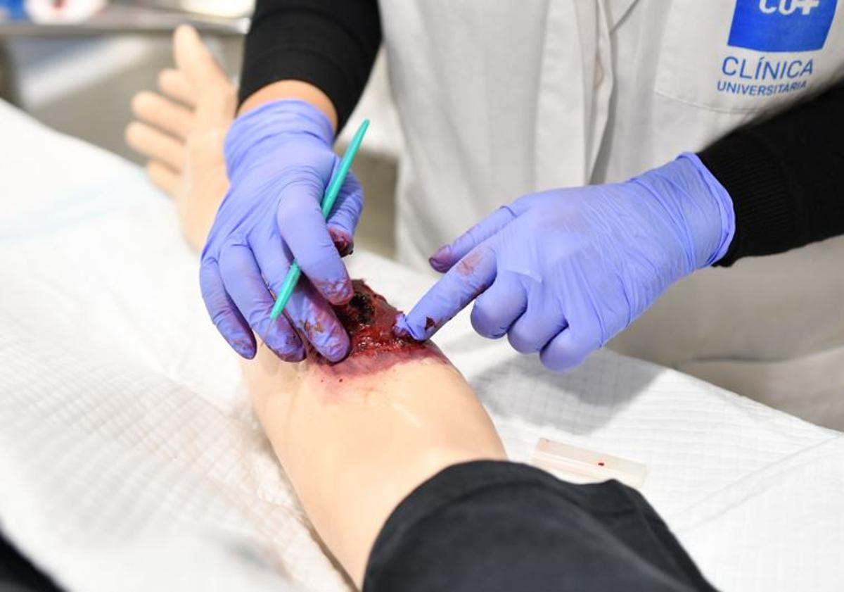 Simulació d'una ferida per poder fer pràctiques de cura de forma segura