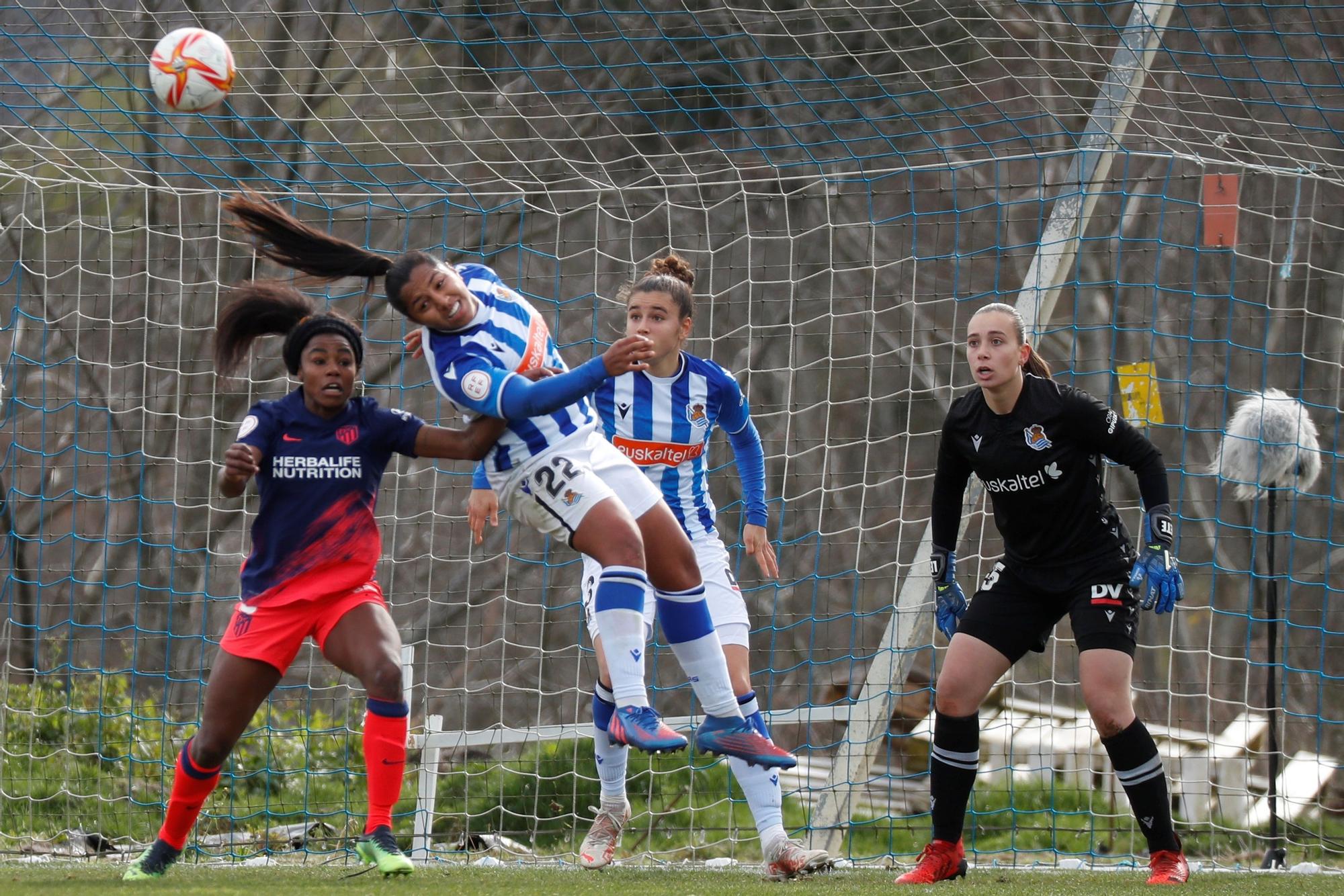 Jugadoras del Real Sociedad y del Atlético durante el partido de liga disputado el domingo en Zubieta.